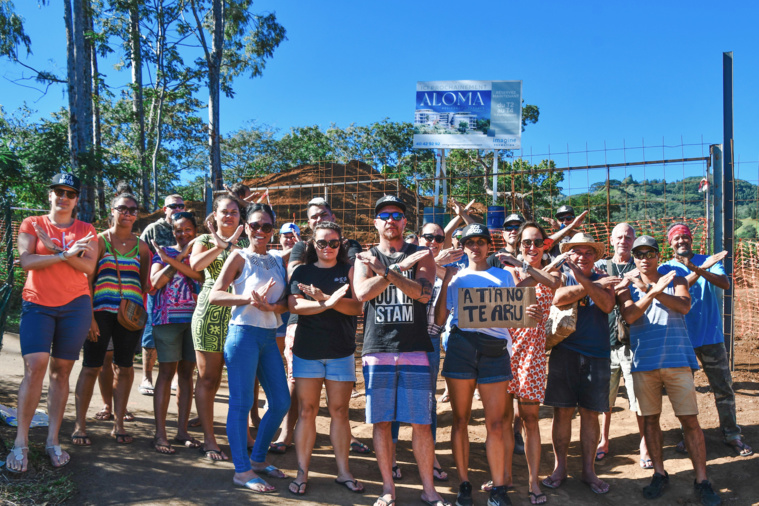 Les membres de l'association 'A ti'a no te aru disent 'non' au projet de résidence Aloma. Les membres de l'association 'A ti'a no te aru disent 'non' au projet de résidence Aloma.