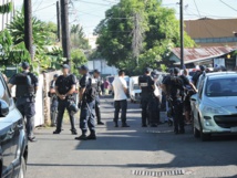 Plusieurs agents de la police ont été disposés pour maintenir les riverains à l'écart du lieu du drame et de la reconstitution.