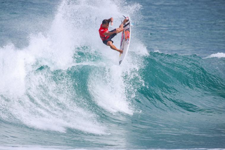Sur un dernier air, Kauli Vaast a cru obtenir la note de 6.70. Les juges ne le récompenseront que d'un 6.67, offrant la victoire à Tiago Carrique à Anglet. (© Laurent Masurel/WSL)