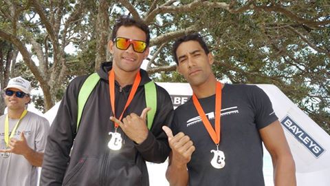 Relais V1 en NZ - Takapuna Beach cup : Steeve Teihotaata et Georges Cronsteadt devant 50 teams néozélandais.