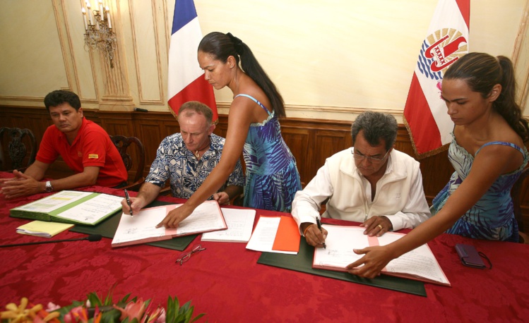 La signature de la nouvelle convention entre le Pays et EDT ce lundi soir à la présidence de Polynésie française.