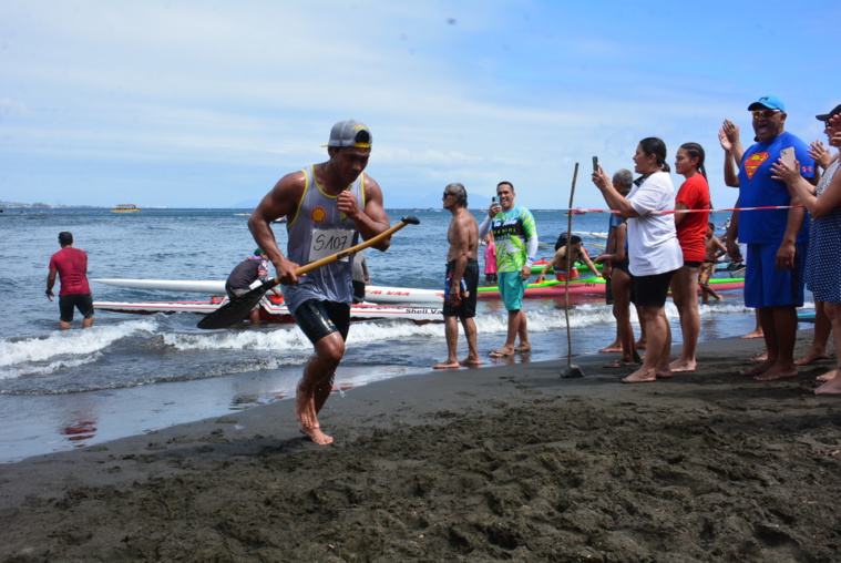 Brice Punuataahitua, deuxième, à l'arrivée sur la plage de la Pointe Vénus. Brice Punuataahitua, deuxième, à l'arrivée sur la plage de la Pointe Vénus.