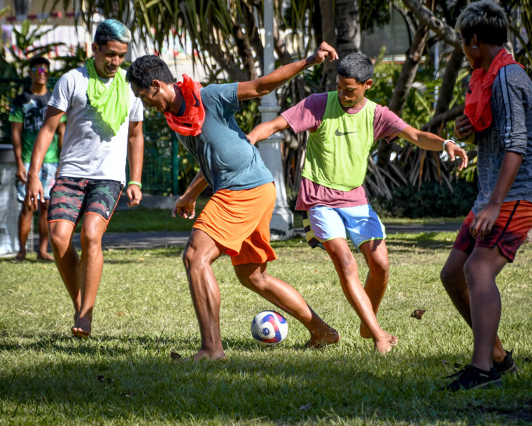 Un ballon et des copains, il n'en faut pas plus pour égayer le quotidien. Un ballon et des copains, il n'en faut pas plus pour égayer le quotidien.