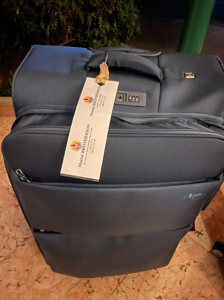 Le président du Pays se fait piquer sa valise Le président du Pays se fait piquer sa valise