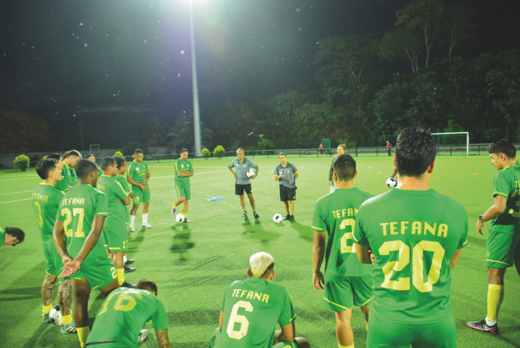 Les joueurs de Tefana avant de débuter leur séance d'entrainement de mardi sur leur terrain synthétique de Puurai.