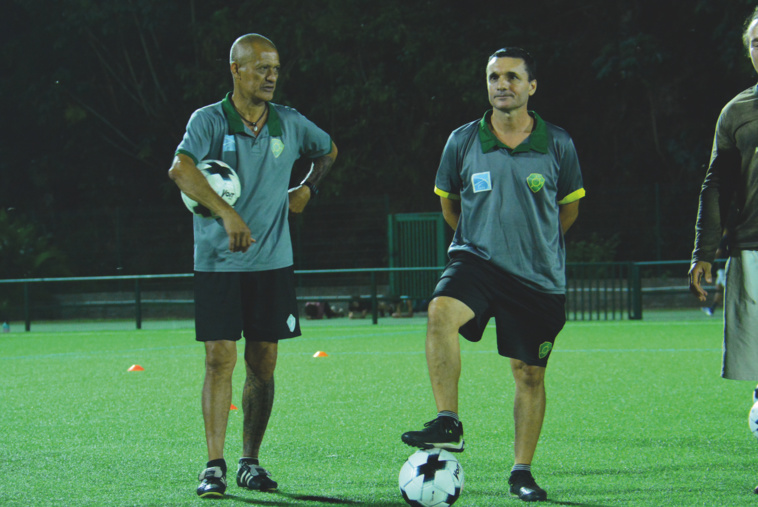 Sébastien Labayen (à droite) aux côtés de l'un de ses adjoints, l'ancien international Pascal Vahirua. Sébastien Labayen (à droite) aux côtés de l'un de ses adjoints, l'ancien international Pascal Vahirua.