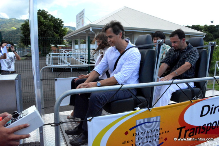 Heifara Garbet (directeur de cabinet du ministre de l'Équipement) et Marie Baville (directrice de cabinet du haut-commissaire) ont essayé "testochoc"