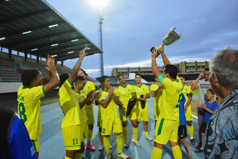 Le capitaine de Tefana, Viritua Tiaiho, qui soulève la coupe du Trophée des champions.