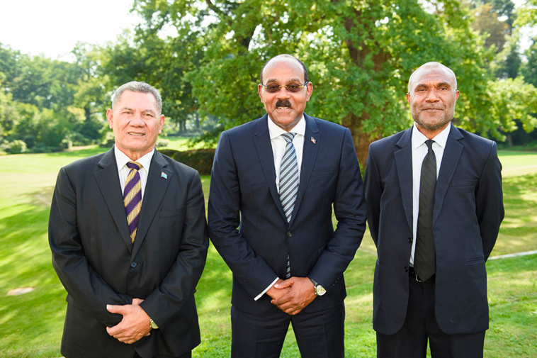 Kausea Natano, Premier ministre de Tuvalu, Gaston Browne, Premier ministre d'Antigua-et-Barbuda, et Arnold Loughman, procureur général de Vanuatu, posent pour une photo après avoir assisté à une audience au Tribunal international du droit de la mer (TIDM), le 11 septembre 2023 à Hambourg, dans le nord de l'Allemagne. GREGOR FISCHER / AFP