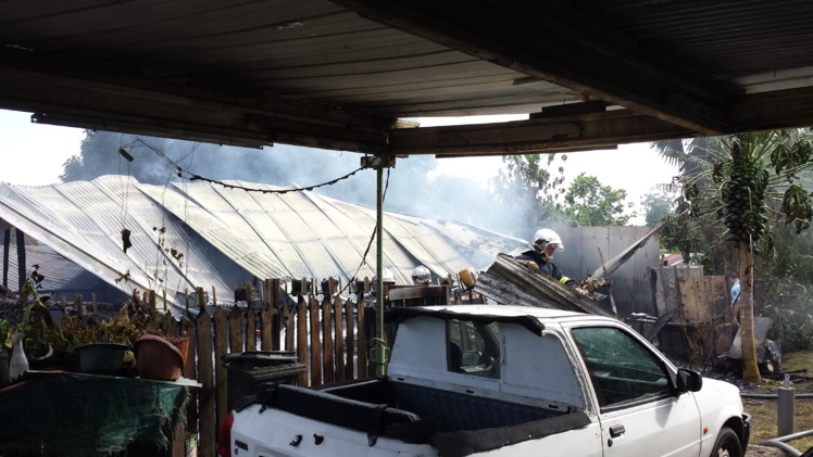 Drame à Mahina: il tente d'égorger sa femme, incendie sa maison et se suicide Drame à Mahina: il tente d'égorger sa femme, incendie sa maison et se suicide