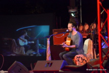 Fränk a démontré aux jeunes guitaristes polynésiens sa très grande maîtrise de la guitare folk Fränk a démontré aux jeunes guitaristes polynésiens sa très grande maîtrise de la guitare folk