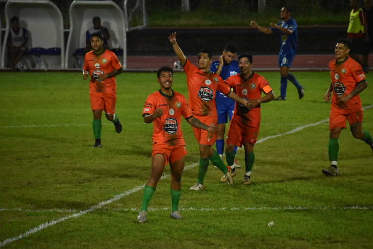 Les joueurs de Punaruu qui fêtent le but d'Henri Chanon. Les joueurs de Punaruu qui fêtent le but d'Henri Chanon.