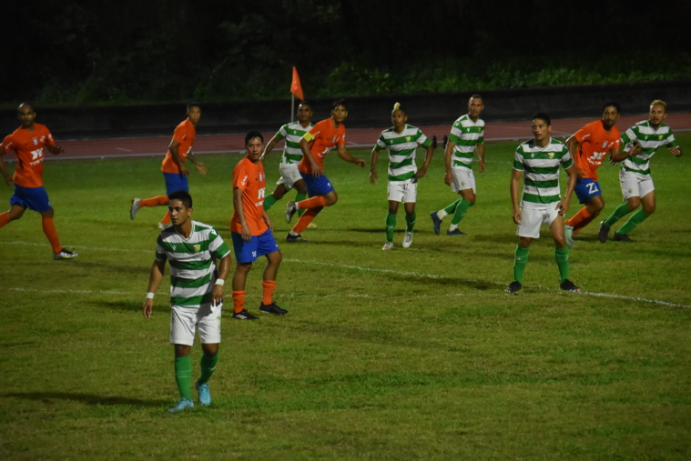 Le Taiarapu FC (en vert et blanc) a fait douter pendant 80 minutes Dragon. Le Taiarapu FC (en vert et blanc) a fait douter pendant 80 minutes Dragon.