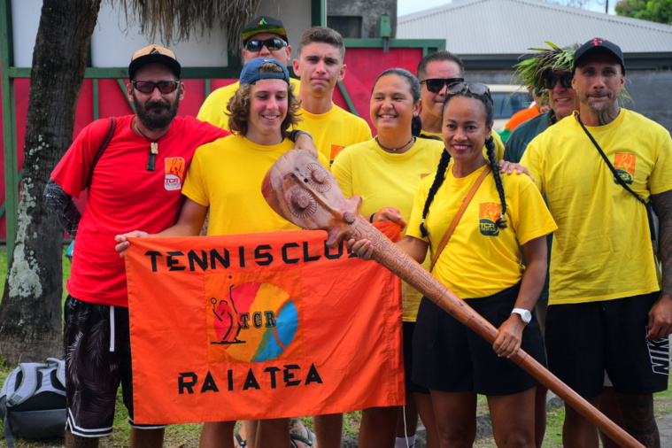 Le TC Raiatea, qui pose ici avec la flamme “olympique”, est l’un des clubs des îles à participer à la première édition de la Coupe des clubs.