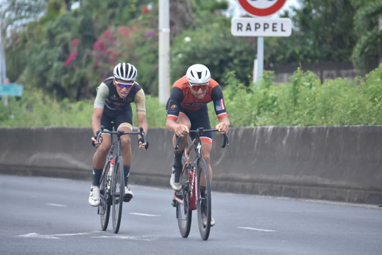 Kahiri Endeler (maillot noir), premier Tahitien au classement, a fini dans la roue du tenant du titre et grandissime favori, le Calédonien Rayann Lachenny.