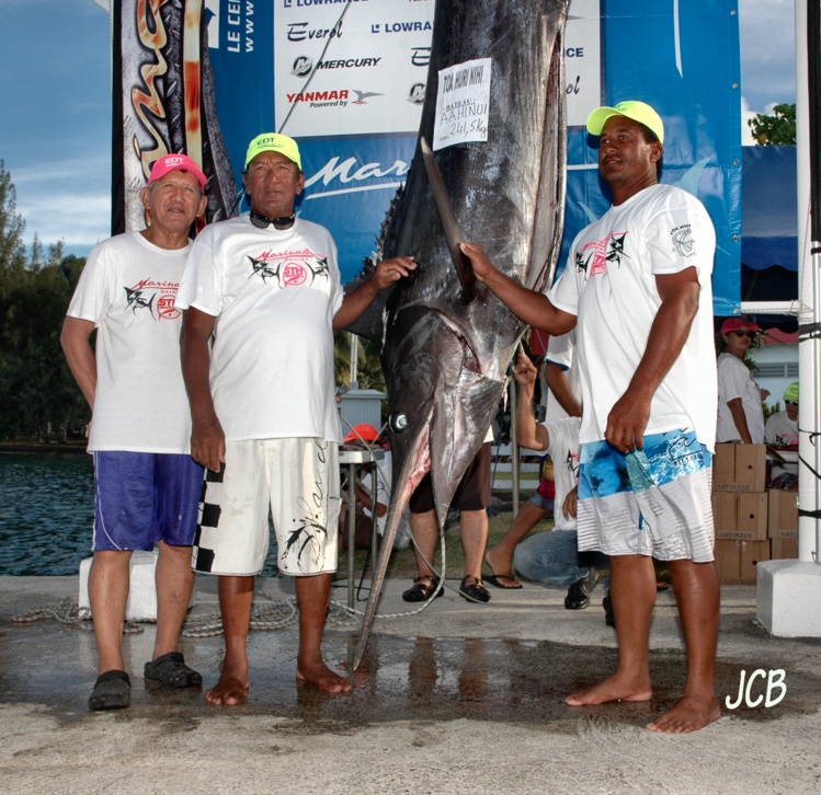 Un bel espadon de 241 kg pour la journée pêché par Edgar Puahio - Crédit photo ; Jean-CLaude Bocher Un bel espadon de 241 kg pour la journée pêché par Edgar Puahio - Crédit photo ; Jean-CLaude Bocher