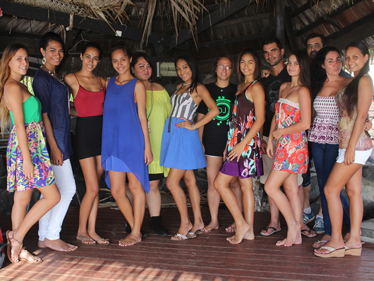 Une partie de l'équipe qui entoure le duo Belina-Marco. Photo by Jordan Tahiti.