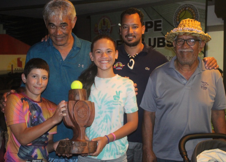 Rautea était représenté par deux de ses jeunes licenciés et par son président Taro Tereino (à droite) lors de la remise du trophée aux vainqueurs de la Coupe des clubs.