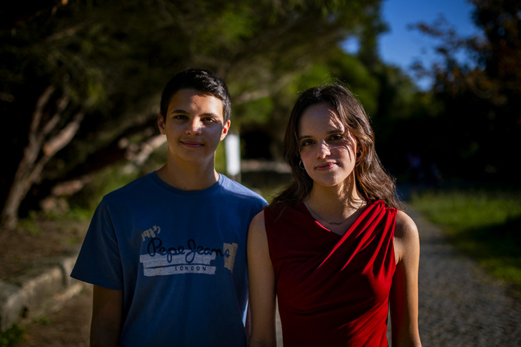 André Oliveira, 15 ans, et sa soeur Sofia, 18 ans. CARLOS COSTA / AFP André Oliveira, 15 ans, et sa soeur Sofia, 18 ans. CARLOS COSTA / AFP