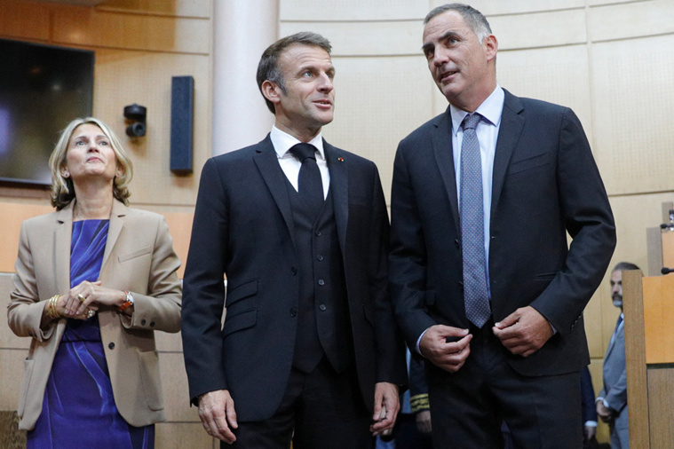 Le président français Emmanuel Macron arrive à l'Assemblée de Corse avec sa présidente Marie-Antoinette Maupertuis et le président du conseil exécutif de Corse Gilles Simeoni. Pascal Pochard-Casabianca / POOL / AFP