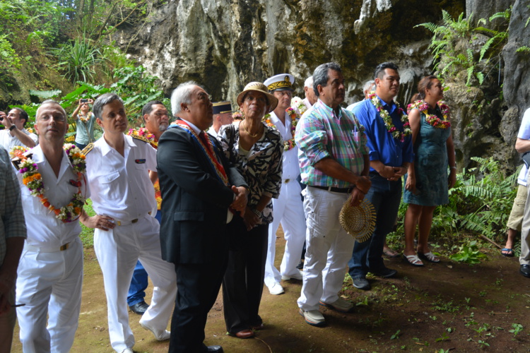 Visite de la grotte de Anaeo, haut lieu touristique de l'île où la ministre a pu apprécier un spectacle de danses traditionnelles