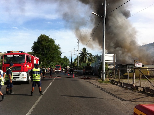 Une roulotte en feu à Paea au PK 19,5 : la route est fermée