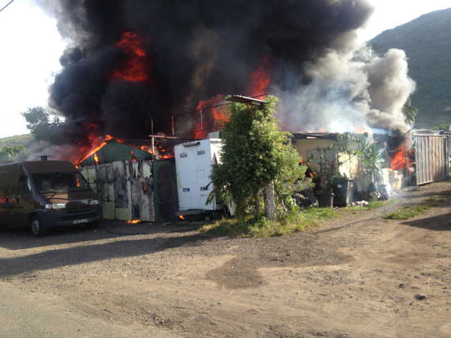 Incendie d'une roulotte à Paea : les photos