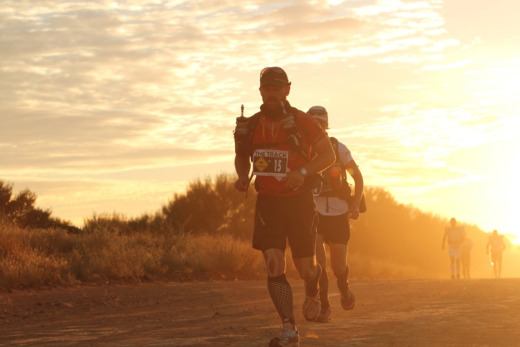 Deux coureurs de marathons se préparent pour un 