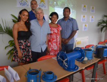 Cindy Leroux, chargée administrative et financière de l'établissement Vaipu avec trois des administrateurs de l'Epic, élus du conseil municipal de Papara : Alain Drouet, Marie Erena et Tamanui Tetuanui. A l'arrière plan, Vairupe Pérez, le directeur de l'établissement Vaipu.