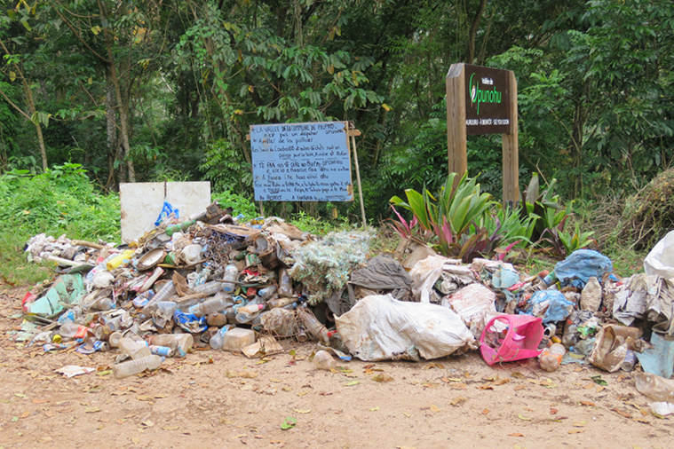 Une partie des déchets ramassés dans la vallée de 'Opunohu est actuellement exposée aux habitants et aux touristes le long de la route des ananas.