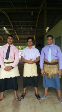 4) À Fulton University College au milieu de deux amis tongiens durant un programme de sabbat. 4) À Fulton University College au milieu de deux amis tongiens durant un programme de sabbat.