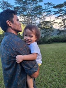 8) Avec sa fille de 16 mois, Temurina, à Opunohu, à Moorea. 8) Avec sa fille de 16 mois, Temurina, à Opunohu, à Moorea.