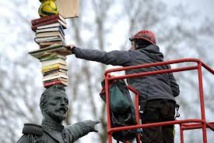 L'artiste Tatzu Nishi perche un inventaire à la Prévert sur la statue d'un général nantais L'artiste Tatzu Nishi perche un inventaire à la Prévert sur la statue d'un général nantais