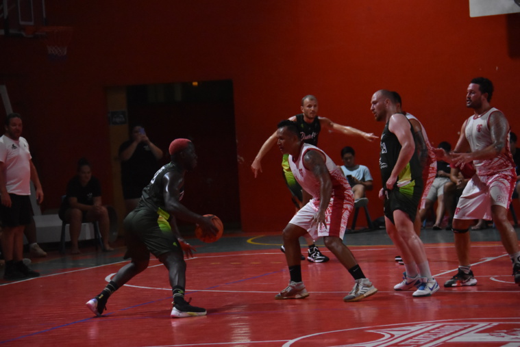 Aboubacar Doumbia, ici ballon en main face à Raimoana Liu, a été un véritable poison pour la défense d'Exlcesior mercredi soir. Aboubacar Doumbia, ici ballon en main face à Raimoana Liu, a été un véritable poison pour la défense d'Exlcesior mercredi soir.