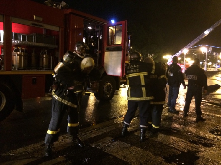 Il a fallu deux heures aux pompiers pour venir à bout de l'incendie Il a fallu deux heures aux pompiers pour venir à bout de l'incendie