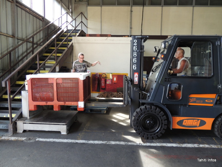 Opération de pesée indispensable car le poids est limité à bord du casa. Opération de pesée indispensable car le poids est limité à bord du casa.