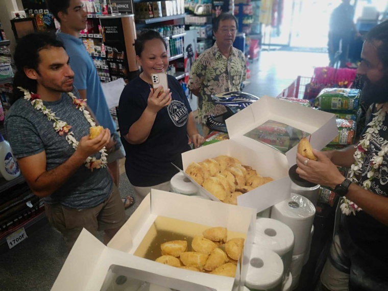 Pour eux, découvrir les spécialités locales est “mieux que manger du caviar à Londres dans un 5 étoiles”. Pour eux, découvrir les spécialités locales est “mieux que manger du caviar à Londres dans un 5 étoiles”.