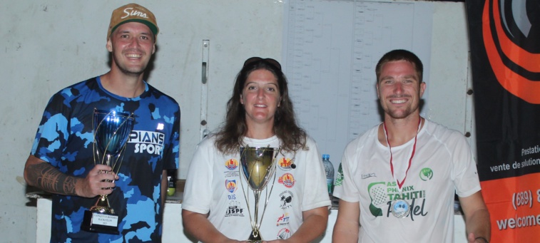 Heve Kelley (à gauche) a remporté son deuxième racketlon d’affilée. Pascaline Toutain (à ses côtés) s’est imposée chez les dames. Rémy Rossi (à droite) est parvenu en finale chez les messieurs.
