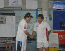 René Temeharo, le ministre des sports félicite Bruno Sanchez maître d'armes du Tiki Club pour la création de la fédération polynésienne d'escrime.