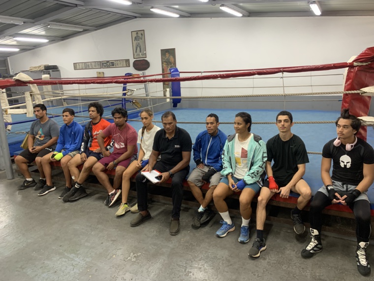 Tauhiti Nena entouré ce jeudi par ses boxeurs lors de sa conférence de presse organisée à Fautaua.