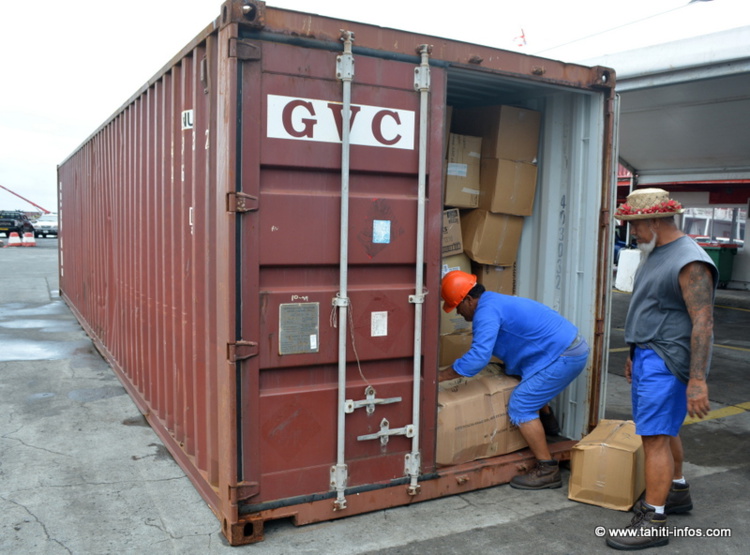 Un container de 40 pieds est déjà rempli, un de 20 pieds était en cours de chargement. Un container de 40 pieds est déjà rempli, un de 20 pieds était en cours de chargement.