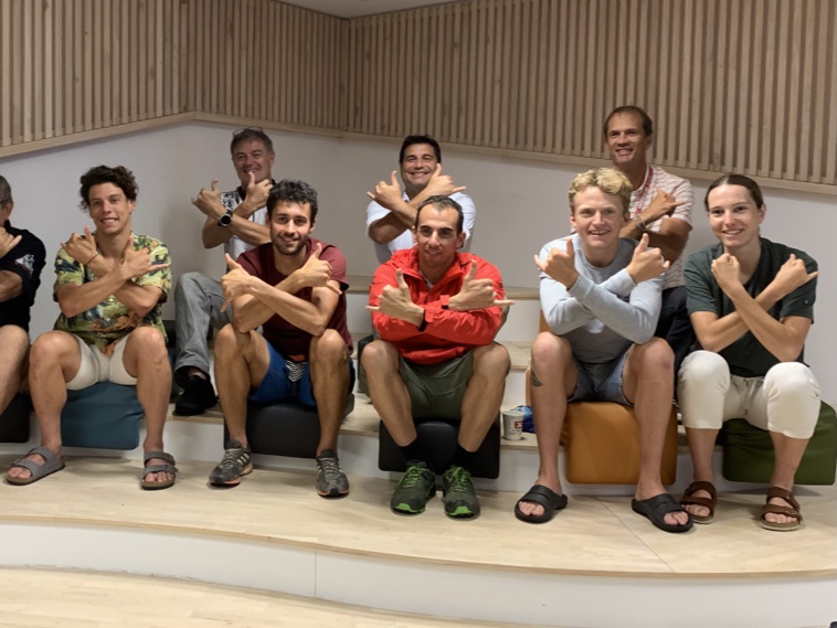 Au premier rang, les “stars” de la 8e édition du Xterra Tahiti : (de gauche à droite) Arthur Serrières, Arthur Forissier, l'Espagnol Ruben Ruzafa, le Danois Jens Emil Nielsen et Solène Billouin. Au premier rang, les “stars” de la 8e édition du Xterra Tahiti : (de gauche à droite) Arthur Serrières, Arthur Forissier, l'Espagnol Ruben Ruzafa, le Danois Jens Emil Nielsen et Solène Billouin.
