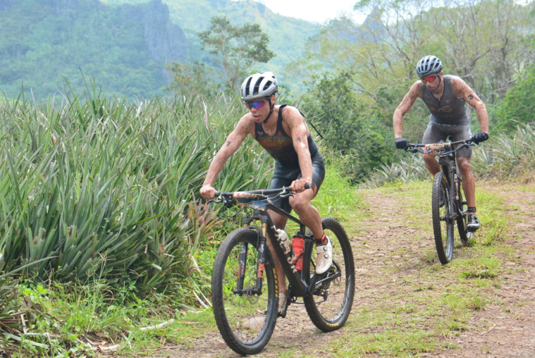 Le double champion du monde et vainqueur du Xterra Tahiti en 2021, Arthur Serrières (ici en tête), a chuté sur le deuxième tour de VTT alors qu’il était à la lutte pour la première place.
