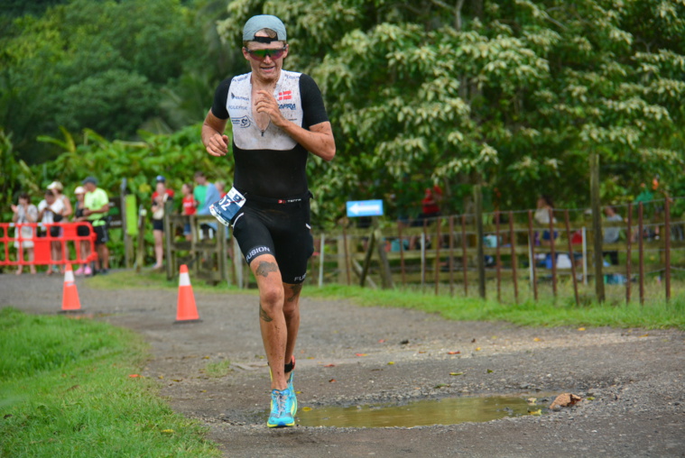 Très en retrait après la natation, le Danois Jens Emil Nielsen a ensuite été plus efficace sur les trois boucles de VTT et sur le trail. Très en retrait après la natation, le Danois Jens Emil Nielsen a ensuite été plus efficace sur les trois boucles de VTT et sur le trail.