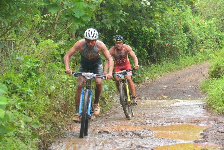 Arthur Forissier, deuxième de la course, ici au coude à coude avec Thomas Lubin sur le parcours de VTT. Arthur Forissier, deuxième de la course, ici au coude à coude avec Thomas Lubin sur le parcours de VTT.