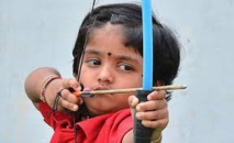Une petite Indienne de 2 ans bat un record de tir à l'arc Une petite Indienne de 2 ans bat un record de tir à l'arc