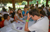 En jouant, les élèves discutent et échangent leurs connaissances sur la langue et la civilisation latine.