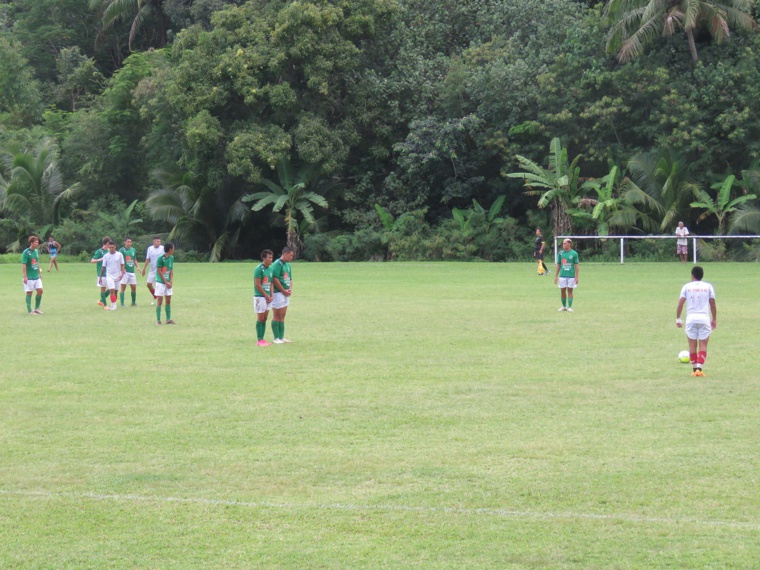 Bousculés par une solide équipe de Tohiea (en blanc), les joueurs de Tiare Tahiti ont profité des exclusions de Tamanui Turihon et de Raihani Swapp, à l'heure de jeu, pour prendre l'avantage au score.