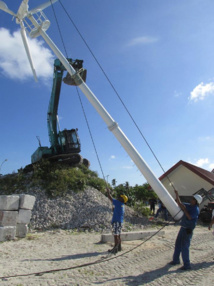 Les travaux lors de la remise en route de l'éolienne (Photo Facebook, commune de Hao). Les travaux lors de la remise en route de l'éolienne (Photo Facebook, commune de Hao).
