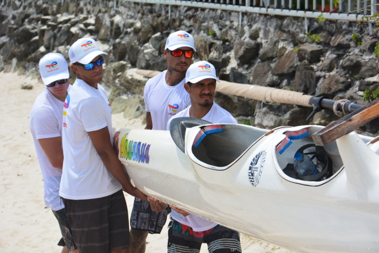 Le Team Air Tahiti Va'a reste sur trois podiums de suite au Hawaiki Nui. Et cette année, les Aviateurs ont bien l'intention de faire tomber Shell Va'a. Le Team Air Tahiti Va'a reste sur trois podiums de suite au Hawaiki Nui. Et cette année, les Aviateurs ont bien l'intention de faire tomber Shell Va'a.